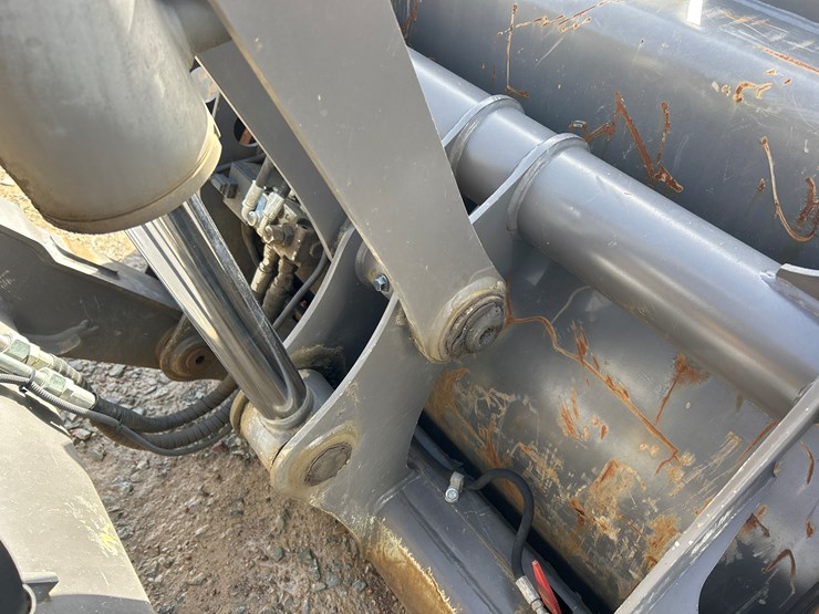 2012-volvo-bl70b-image-17