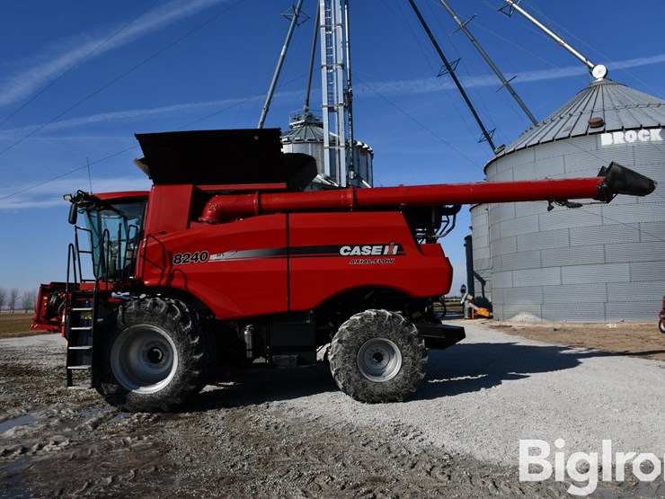 2017-case-ih-8240-image-8