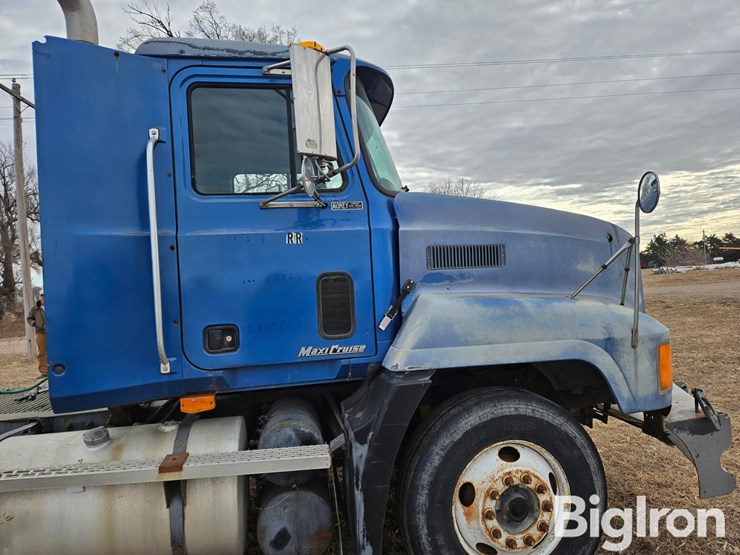 2000-mack-ch613-image-14