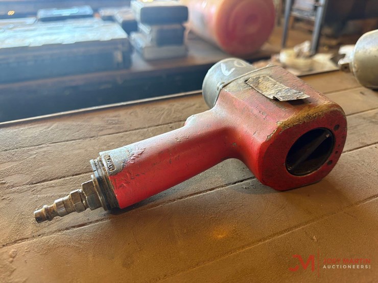 1/2"-drive-pneumatic-impact-wrench-image-2