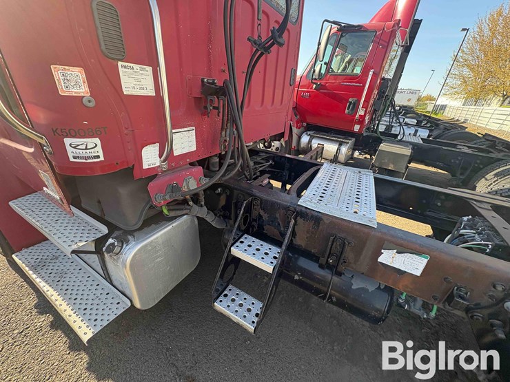 2005-freightliner-m2-106-image-17