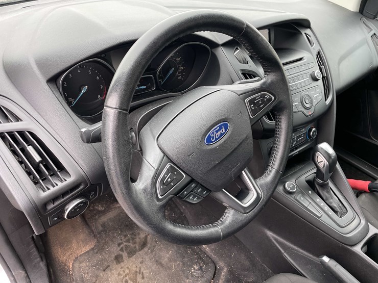 #1428-•-2015-white-ford-focus-se-sedan-(has-wi-title)-image-35