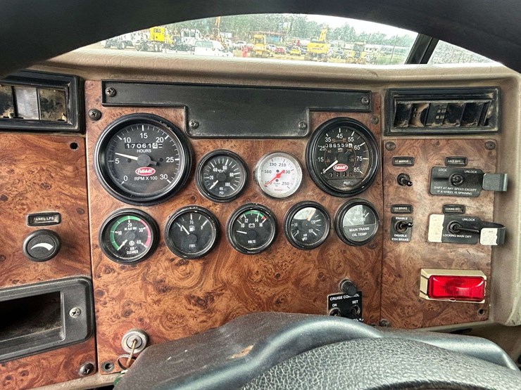 2001-peterbilt-330-image-56