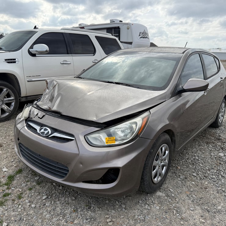 #38615 • 2013 Hyundai Accent Sedan KMHCT5AE9DU086575 Inv# 38615
