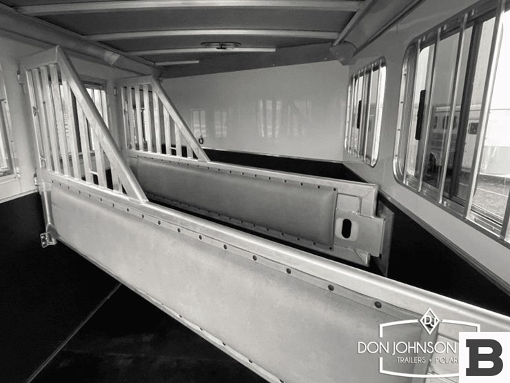 2024-featherlite-9600-7350-3-h-gooseneck-horse-trailer-image-12