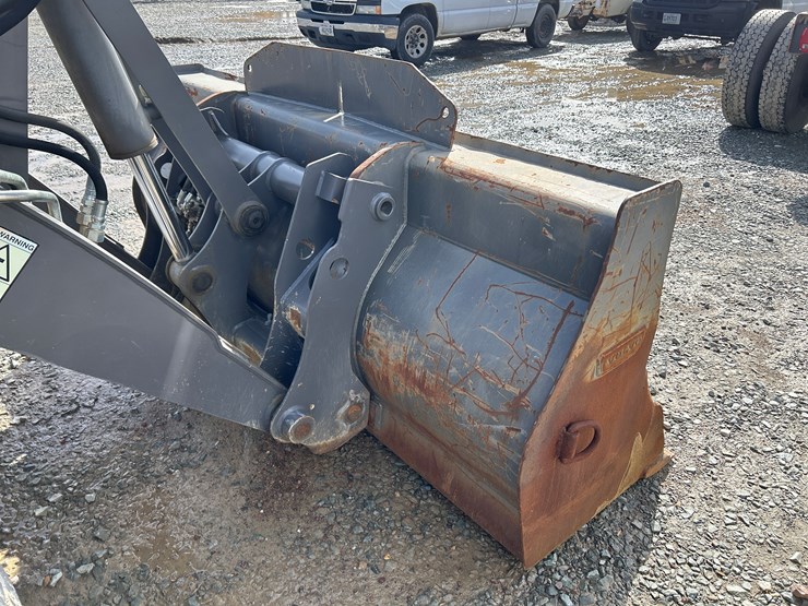 2012-volvo-bl70b-image-11