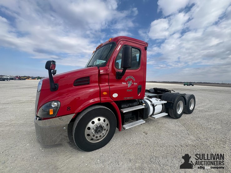 2015-freightliner-cascadia-113-image-1