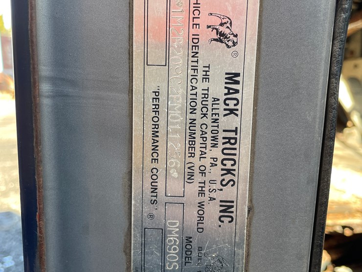 1993-mack-dm690s-image-44