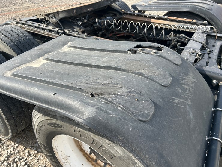 2016-peterbilt-579-image-19