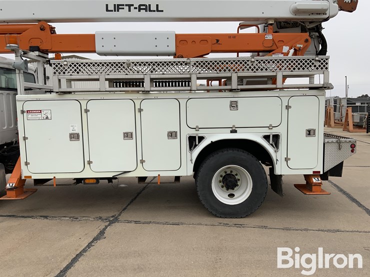 2006-freightliner-m2-106-image-9