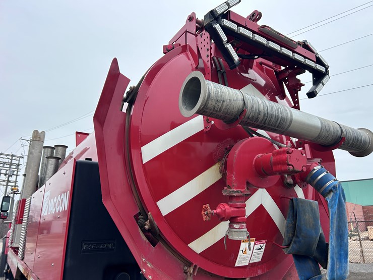 #1690-•-2013-international-7500-6x4-hydro-excavation-truck-image-22