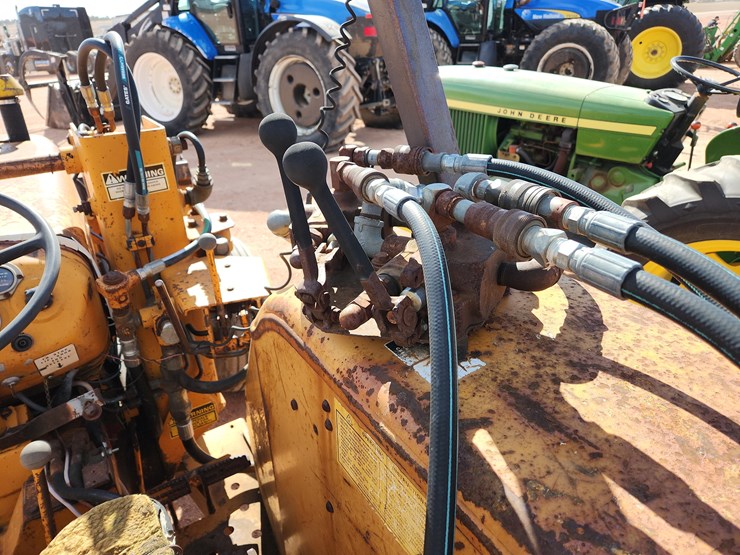 case-380-roadrunner-tractor-with-case-436-loader-image-18