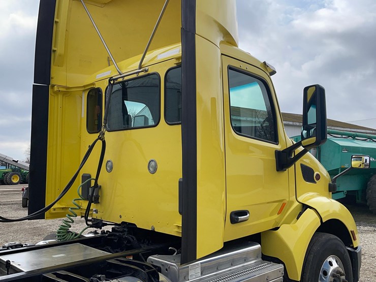 2017-peterbilt-579-image-12