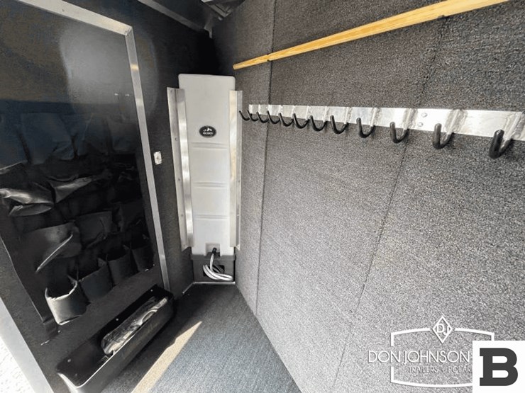 2024-featherlite-9400-72pt-2-h-horse-trailer-image-26