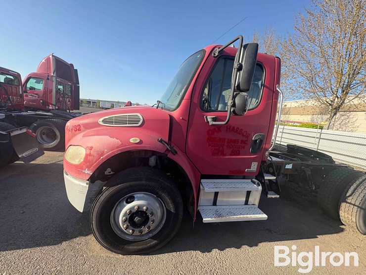 2005-freightliner-m2-106-image-9