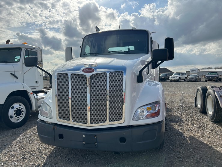 2016-peterbilt-579-image-2
