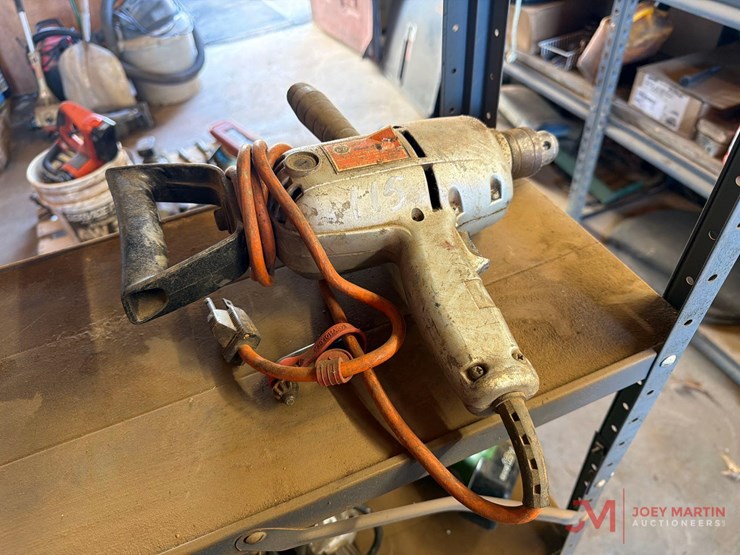 black-&-decker-1/2"-electric-drill-image-1