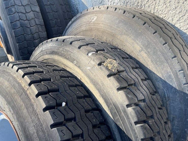 #6033-•-(5)-semi-truck-tires-image-3