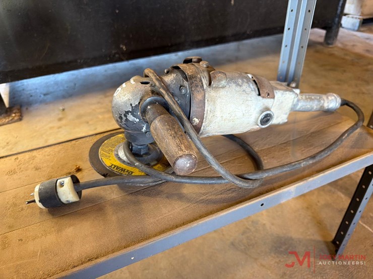 black-&-decker-electric-heavy-duty-industrial-angle-grinder-image-2