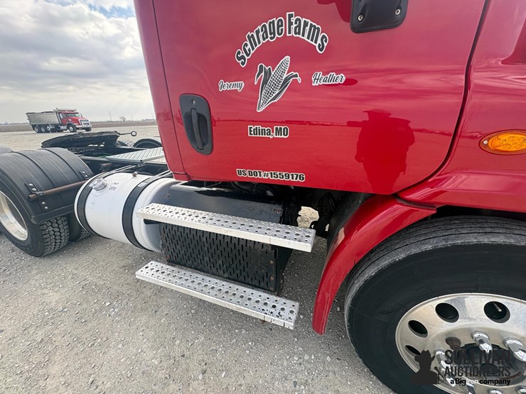 2015-freightliner-cascadia-113-image-19