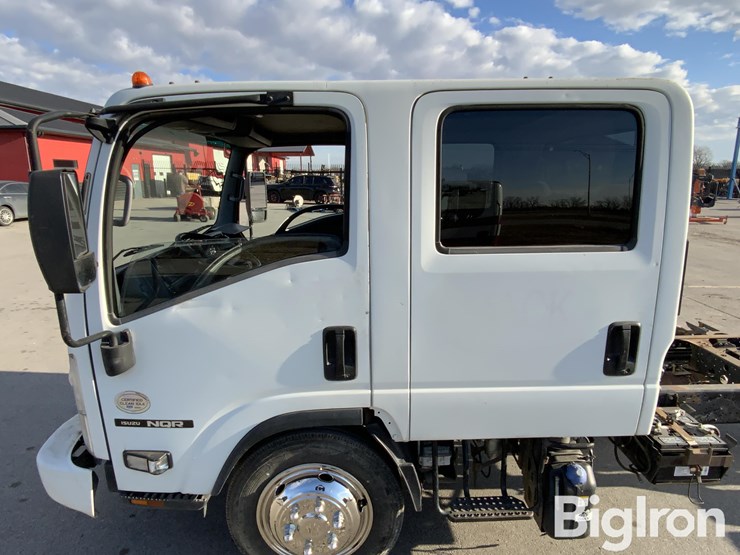 2015-isuzu-nqr-image-15