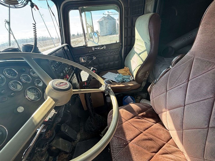 1982-peterbilt-389-image-15