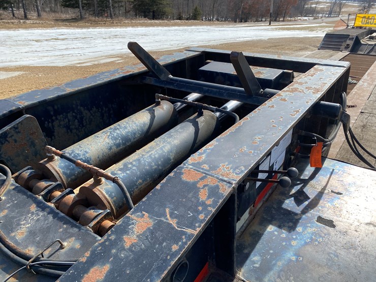 #1100-•-2010-witzco-rg-50-tri-axle-lowboy-semi-trailer-(has-wi-title)-(colfax,-wi)-image-33