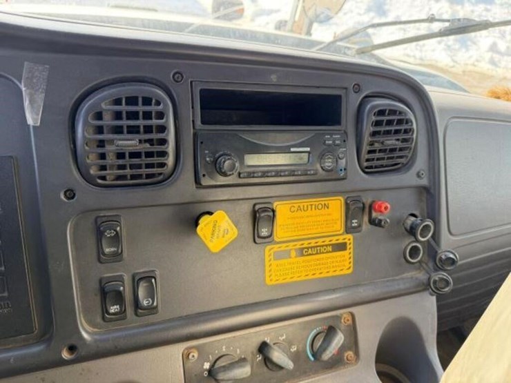 2013-freightliner-108sd-image-20