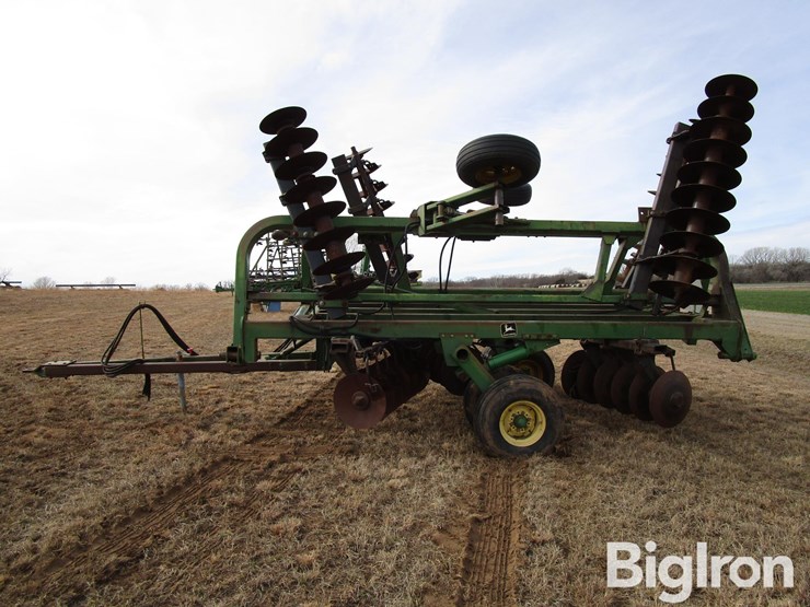 john-deere-335-image-9