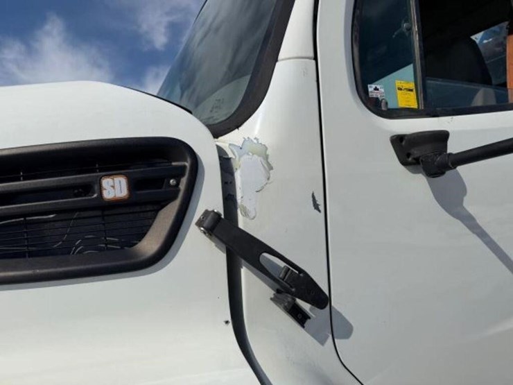 2013-freightliner-108sd-image-67