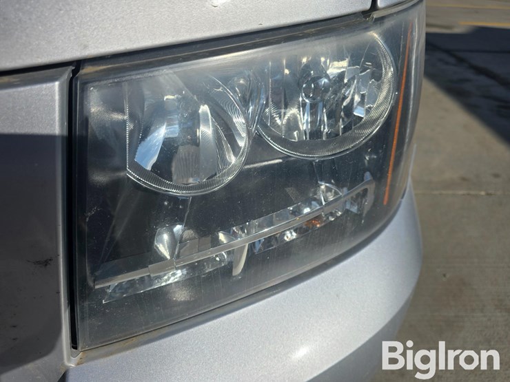 2014-chevrolet-suburban-image-10