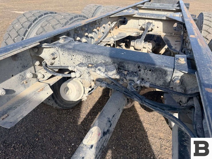 2001-peterbilt-330-image-13