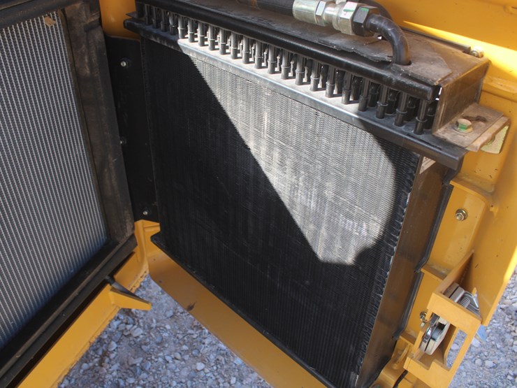 john-deere-325-image-32