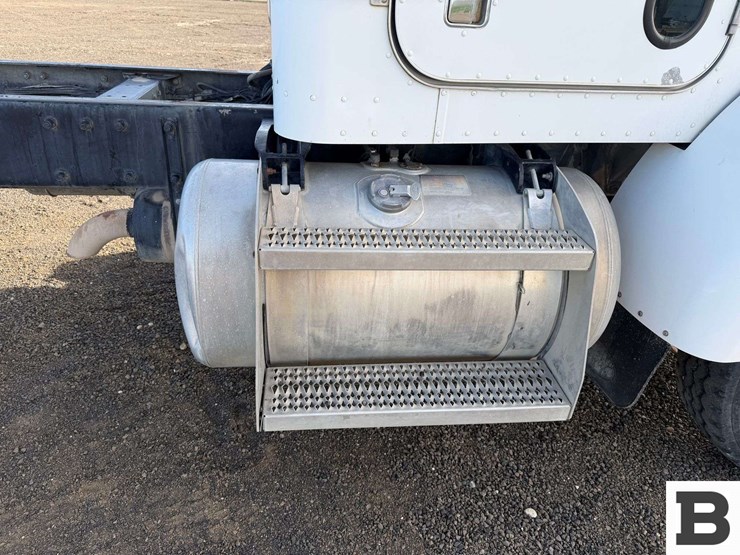 2001-peterbilt-330-image-25