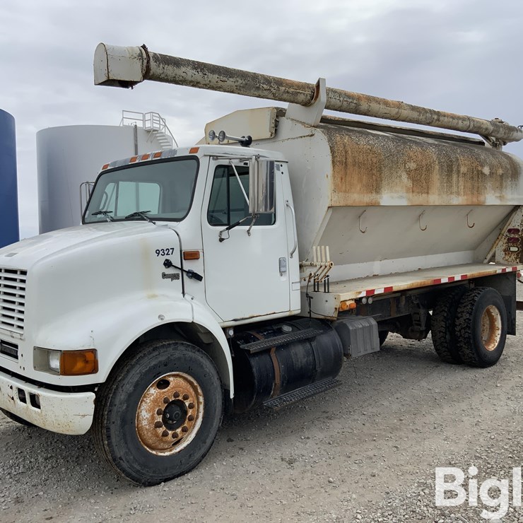 2001 INTERNATIONAL 8100