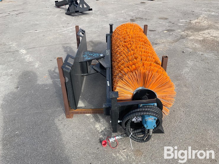 2025-massey-ferguson-730-image-4