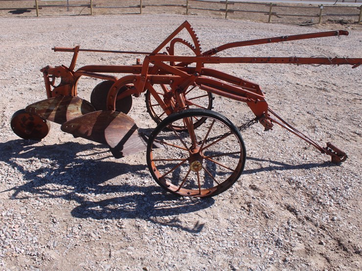 #2041-•-case-2-bottom-plow-image-2