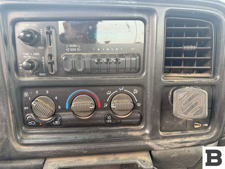 2002-chevrolet-silverado-2500-image-44