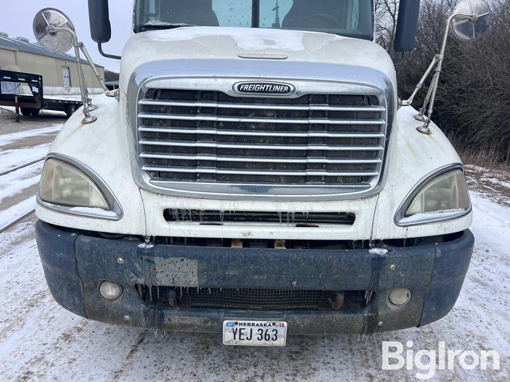 2007-freightliner-columbia-120-image-16