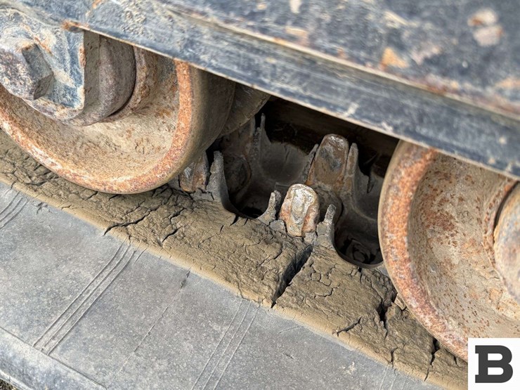 2010-john-deere-329d-image-28