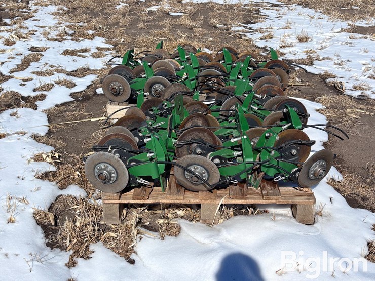 john-deere-rear-mount-disc-fertilizer-for-planter-image-4