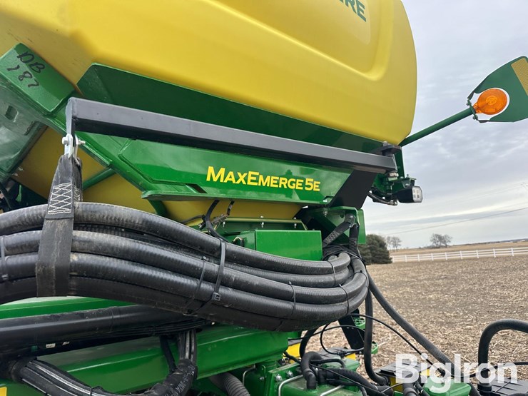 2024-john-deere-db60-image-14