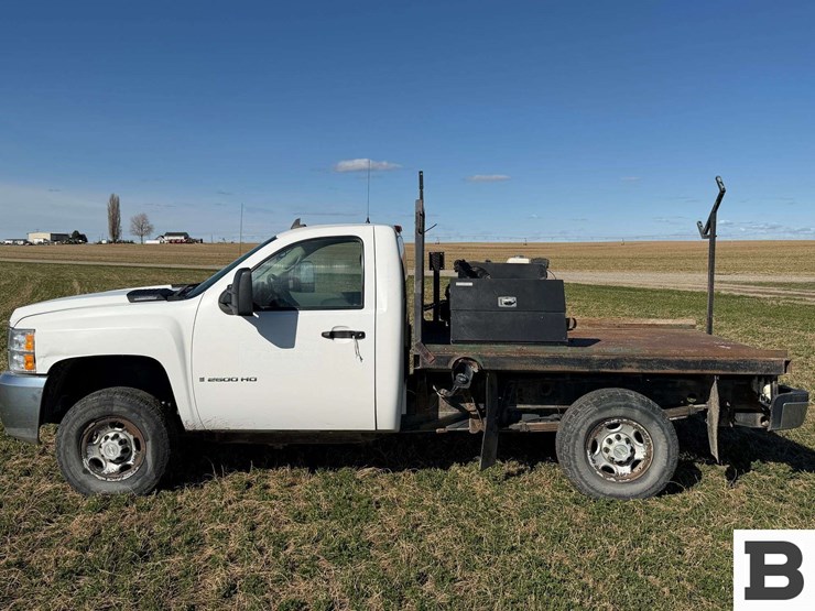 2005-chevrolet-silverado-2500-image-2