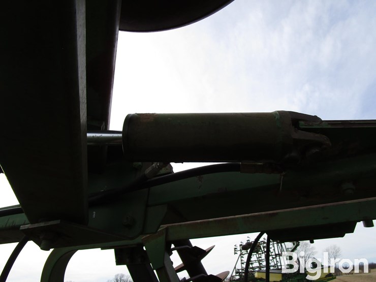 john-deere-335-image-19