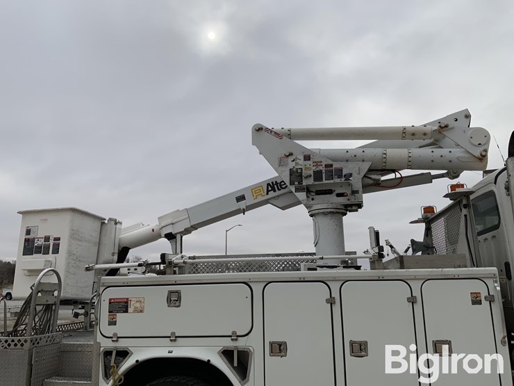 2010-freightliner-m2-106-image-18