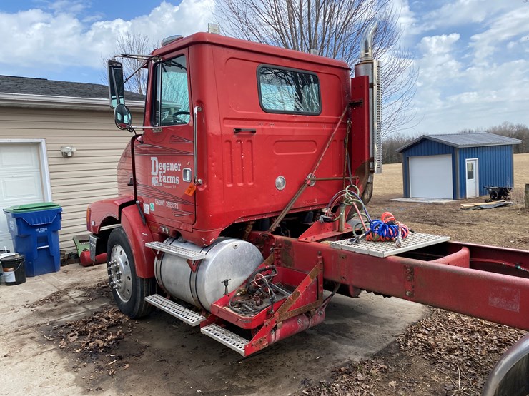 #1152-•-1994-white-gmc-tandem-axle-semi-(has-wi-title)-(non-runner)-(shawano,-wi)-image-8