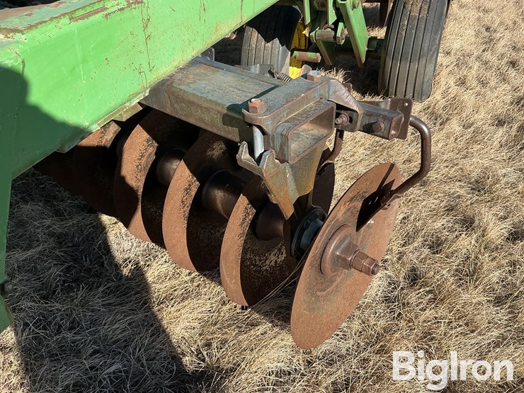 john-deere-335-image-14