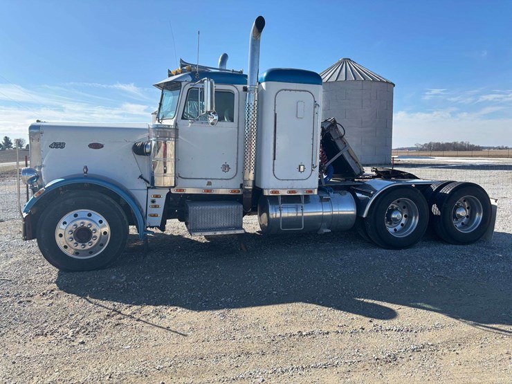 1982-peterbilt-389-image-2