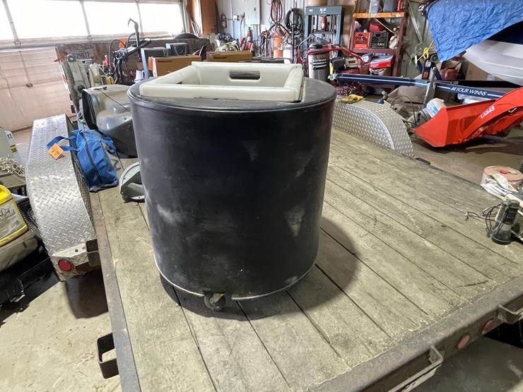 #7226-•-cooler-on-wheels-image-2