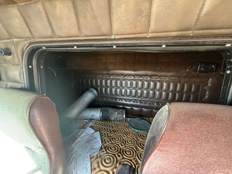 1982-peterbilt-389-image-22